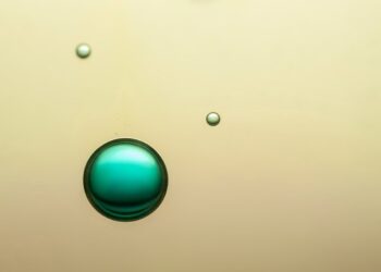 Controlling glycine polymorphs through nanoconfinement